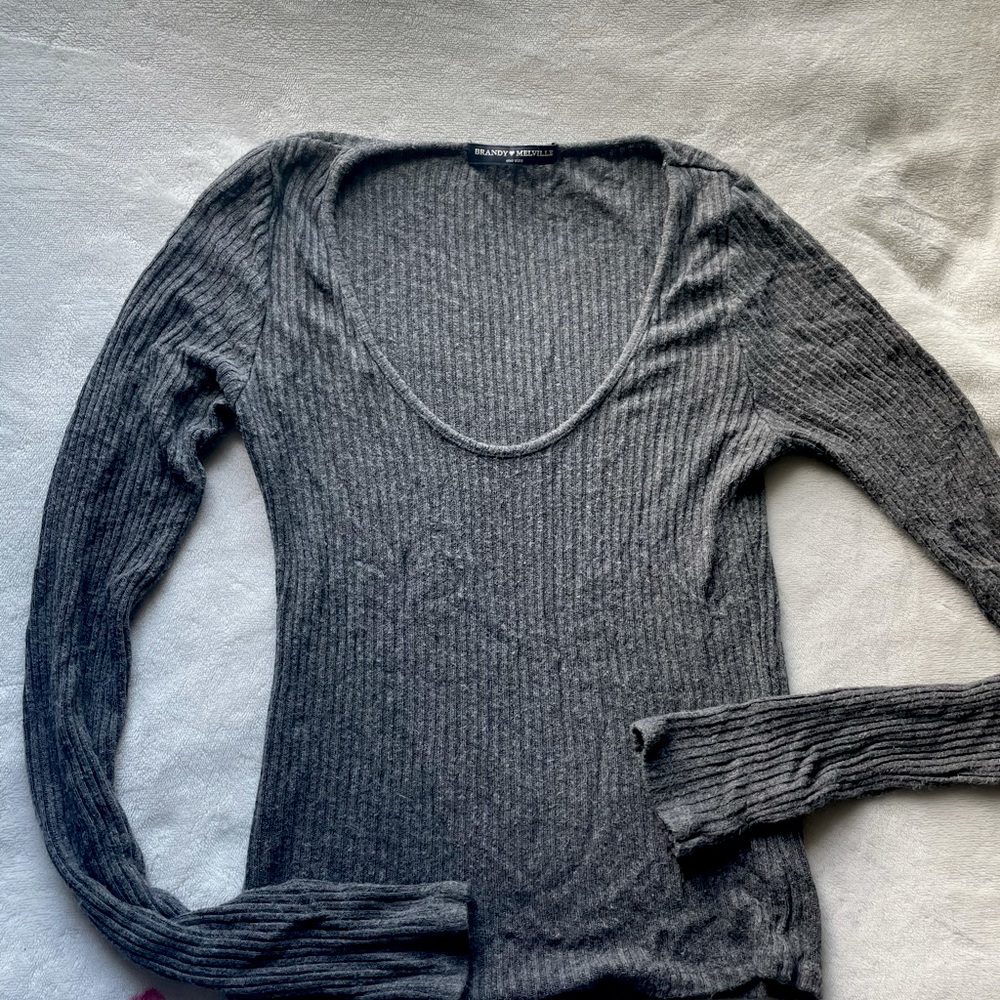 Brandy Melville 💗 long sleeve top.